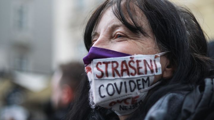 Češi oproti jaru polevili ve všech opatřeních, kontakty omezuje jen třetina