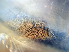 Takovéto nevlídné podnebí, včetně mračen prachu, čeká Curiosity na povrchu Marsu.