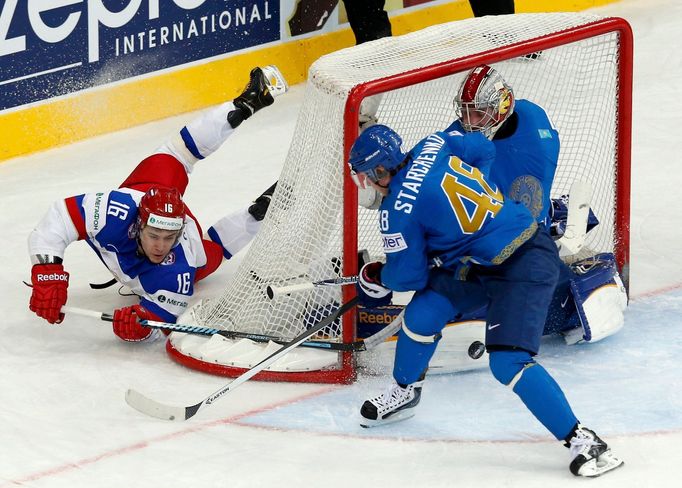 Russia's Sergei Plotinikov tries to score past Kazakhstan's Roman Starchenko and goalie Alexei Ivanov (L-R) during the first period of their men's ice hockey World Champi