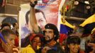 Supporters of Venezuelan president Hugo Chavez gather outside Miraflores Palace to wait for the results of Presidential elections in Caracas October 7, 2012. Venezuelans voted on Sunday with President Chavez facing the biggest electoral challenge yet to his socialist rule from a young rival tapping into discontent over crime and cronyism. REUTERS/Edwin Montilva (VENEZUELA - Tags: POLITICS ELECTION) Published: Říj. 8, 2012, 1:32 dop.