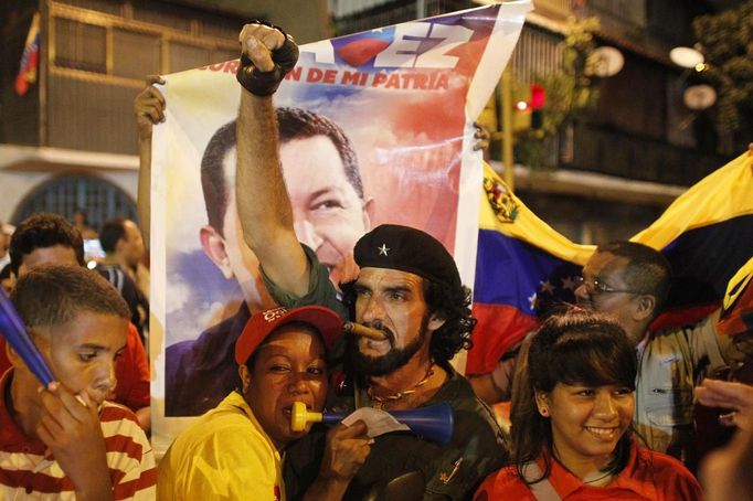 Supporters of Venezuelan president Hugo Chavez gather outside Miraflores Palace to wait for the results of Presidential elections in Caracas October 7, 2012. Venezuelans voted on Sunday with President Chavez facing the biggest electoral challenge yet to his socialist rule from a young rival tapping into discontent over crime and cronyism. REUTERS/Edwin Montilva (VENEZUELA - Tags: POLITICS ELECTION) Published: Říj. 8, 2012, 1:32 dop.