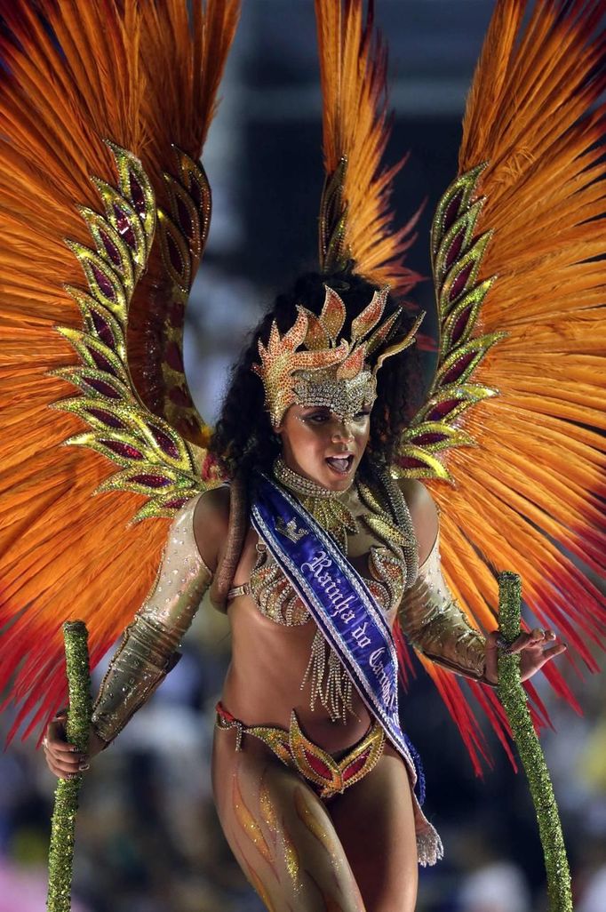 Queen of Carnival Evelyn Bastos takes part in a parade with the Mangueira samba school during the annual carnival parade in Rio de Janeiro's Sambadrome, February 11, 2013. REUTERS/Ricardo Moraes (BRAZIL - Tags: SOCIETY) Published: Úno. 12, 2013, 1:56 dop.