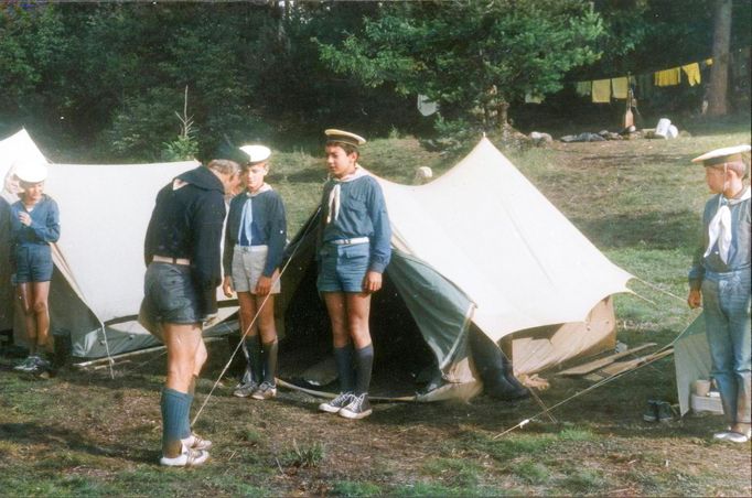 Archivní fotografie z kronik skautských oddílů z let 1969 a 1970. Kolorováno