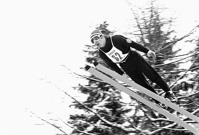 Čs. skokan na lyžích Jiří Raška skončil v závodě na 70 m můstku na pátém místě (únor 1972).