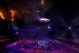 Ve stylu zahajovacího ceremoniálu olympijských her odstartovalo v pondělí večer mistrovství světa ve sjezdovém lyžování.