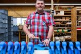 Třiačtyřicetiletý Daniel Aust z německého Hochdorfu už 11 let pracuje v Hračkářství Bratří Grimmů. Využívá svoji kreativitu a řemeslnou zručnost při ruční výrobě hraček, které jsou z přírodního dřeva.