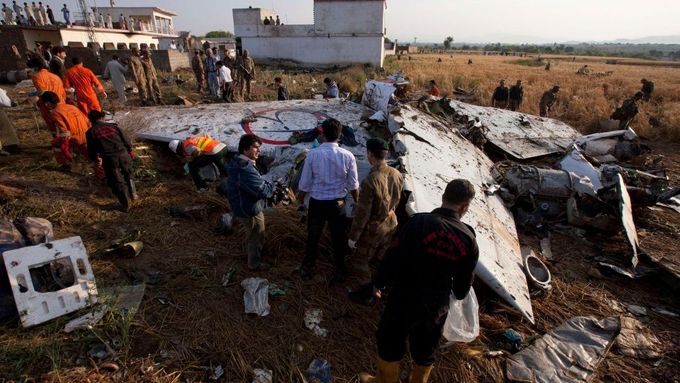 Tragická letecká nehoda v Pakistánu. Nikdo nepřežil