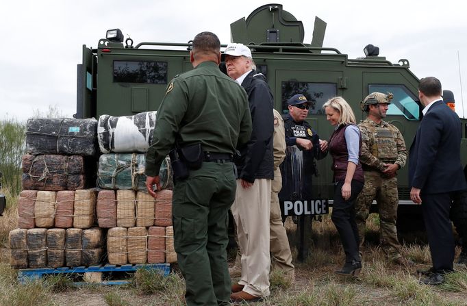 Trump na návštěvě americko-mexické hranici