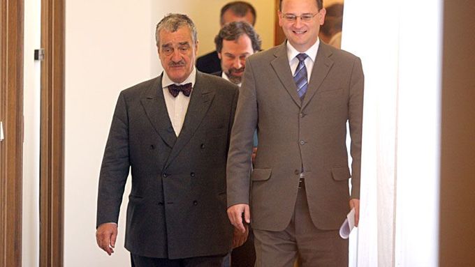 Ministr Schwarzenberg a premiér Nečas kráčejí po Úřadu vlády.