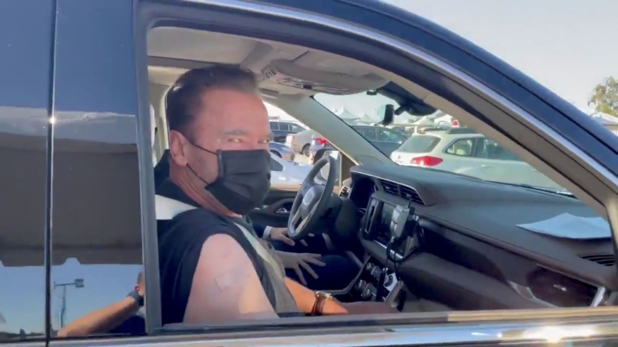 koronavirus očkování neobvyklá očkovací místa Arnold Schwarzenegger