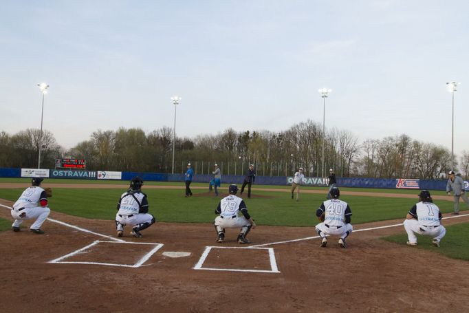 Slavnostní nadhoz provedli veteráni a legendy klubu Arrows Ostrava, kteří před 31 lety vyhráli okresní soutěž.