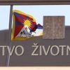 Před ministerstvem životního prostředí vlaje tibetská vlajka
