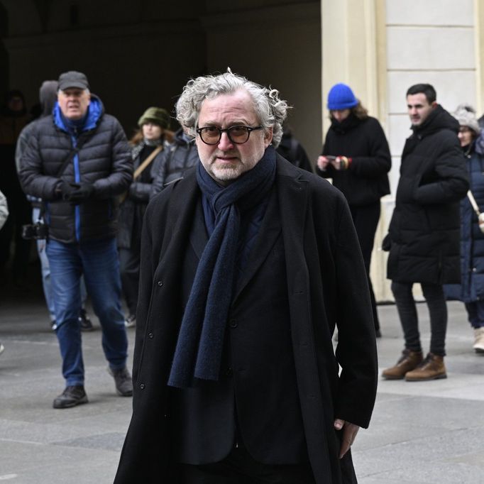 Na poslední rozloučení dorazil i filmový režisér Jan Hřebejk. Obřad byl jen pro zvané, veřejnost do chrámu nemohla.