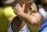 Ruská tenistka Maria Šarapovová posílá vítězný polibek divákům po nečekaně dramatickém zápase prvního kola Australian Open s Camille Pinovou z Francie.