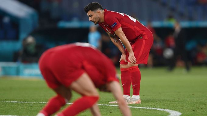 Smutný Kaan Ayhan po porážce v zápase Turecko - Itálie na ME 2020