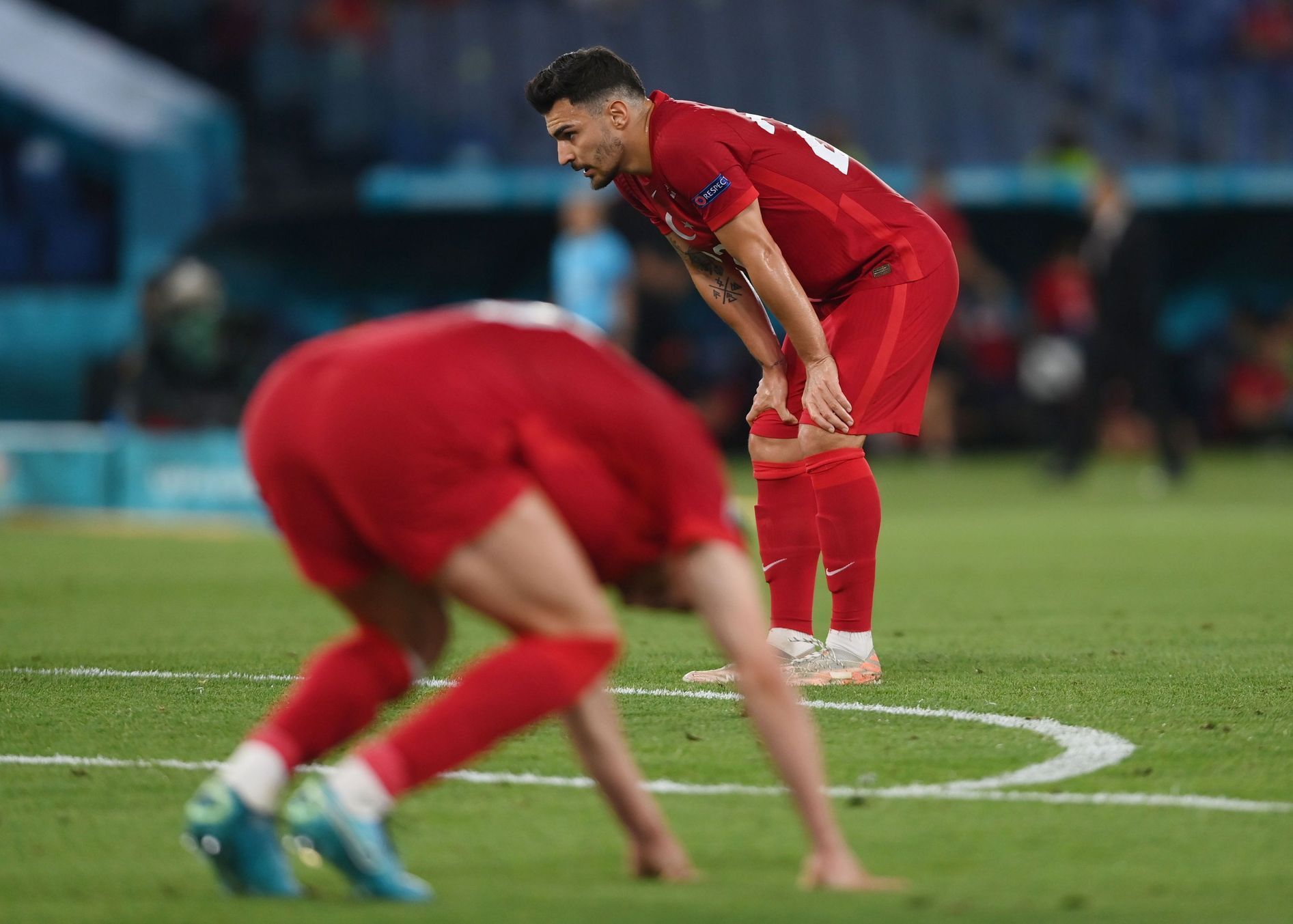 Smutný Kaan Ayhan po porážce v zápase Turecko - Itálie na ME 2020