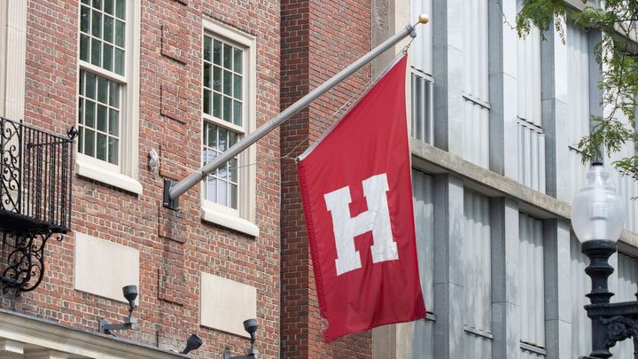 Harvardova univerzita stáhla ze svého fondu knihu vázanou v lidské kůži; Photo source: Shutterstock.com