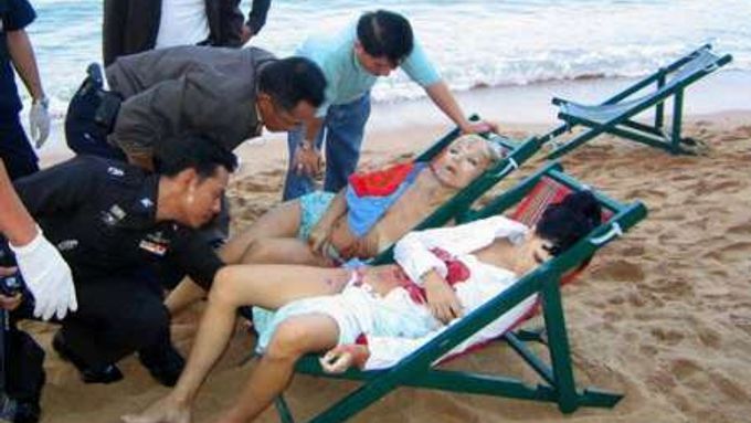 Bezvládná těla mladých Rusek byla objevena v sobotu ráno přímo v plážových lehátkách