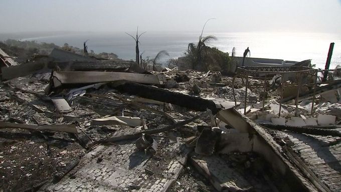 Zbyly jen trosky a popel. Děsivý požár Woolsey pohltil okolí Malibu.
