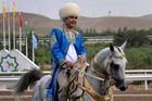 Absurdní nařízení. Prezident Turkmenistánu zakázal černá auta, protože se mu nelíbí