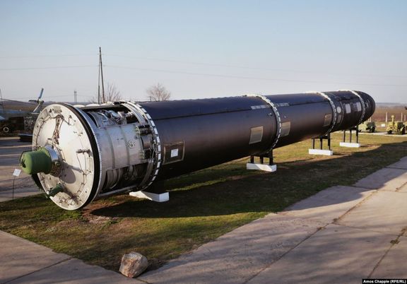 Raketa SS-18 Satan vystavená na základně.