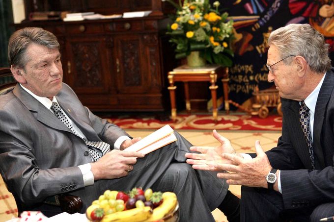 Filantrop a miliardář George Soros (vpravo) jedná s prezidentem Ukrajiny Viktorem Juščenkem v Kyjevě, 1. června 2005. Soros označil úspěch "oranžové revoluce" za klíčový.