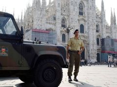 V Římě vojáky u slavných turistických památek neuvidíte, v Miláně však hlídají nejdůležitější gotický chrám v zemi