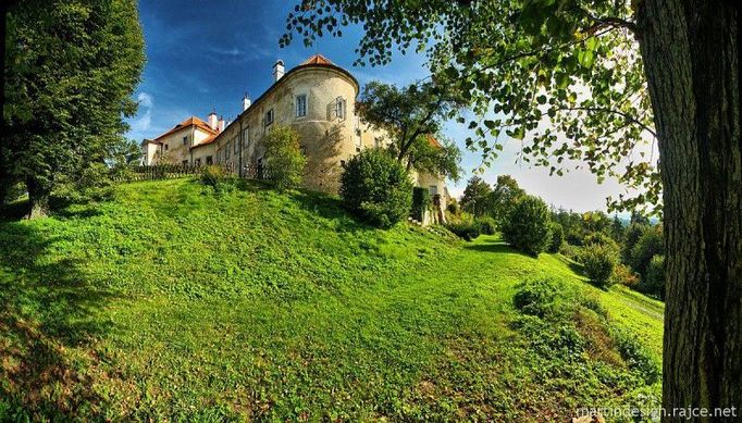 Historický park na Grabštejně má svůj původ v renesanci. V barokní době přibyla terasová zahrada s krajinnou kompozicí. V 19. století byly provedeny romantické úpravy. Doprovodné akce 9. – 10. 6. 2012: Komentované prohlídky zahrad a soutěže pro děti v poznávání rostlin z babiččiny zahrádky a léčivých bylin. Kulturní doprovodný program. Předpokládaný začátek prohlídek v 11:00 a 14:00 hod. Text byl převzat ze stránek www.vikendotevrenychzahrad.cz  Více informací o uvedené zahradě můžete naleznout ZDE .