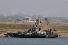 Lovec krabů počtvrté prolomil korejskou hranici
