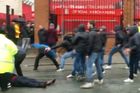 Video: Opasky i kladivo jako zbraň. Po bitkách ultras je fanoušek Liverpoolu v kritickém stavu
