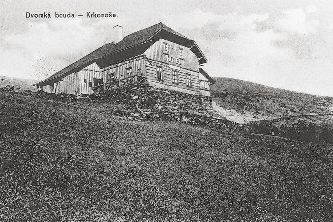 Historická fotografie Dvorské boudy v Krkonoších. Nedatováno.