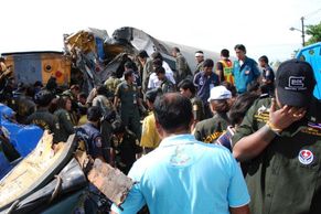 Thajský vlak vykolejil v prudké bouři