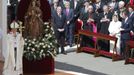 Grand Duke Henri (R) and Grand Duchess Maria Teresa of Luxembourg attend the inaugural mass of Pope Francis (L) at the Vatican, March 19, 2013. Pope Francis celebrates his inaugural mass on Tuesday among political and religious leaders from around the world and amid a wave of hope for a renewal of the scandal-plagued Roman Catholic Church. REUTERS/Tony Gentile (VATICAN - Tags: RELIGION POLITICS ROYALS ENTERTAINMENT) Published: Bře. 19, 2013, 10:31 dop.