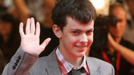 Červený koberec - Skandar Keynes, před fanynkami ještě nesmělý.