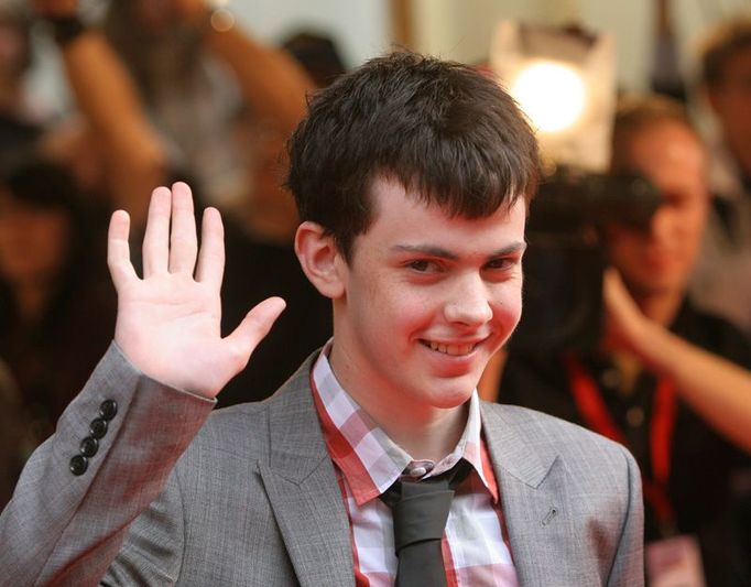 Červený koberec - Skandar Keynes, před fanynkami ještě nesmělý.