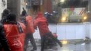 Arcelor Mittal workers from several Liege steel plants clash with riot policemen during a demonstration outside the Walloon Region parliament in Namur January 29, 2013. Arcelor Mittal, the world's largest steel producer, plans to shut a coke plant and six finishing lines at its site in Liege, Belgium, affecting 1,300 employees, the group said last week. REUTERS/Yves Herman (BELGIUM - Tags: CIVIL UNREST BUSINESS EMPLOYMENT COMMODITIES) TEMPLATE OUT Published: Led. 29, 2013, 2:01 odp.