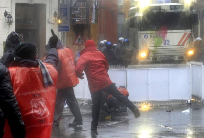 Arcelor Mittal workers from several Liege steel plants clash with riot policemen during a demonstration outside the Walloon Region parliament in Namur January 29, 2013. Arcelor Mittal, the world's largest steel producer, plans to shut a coke plant and six finishing lines at its site in Liege, Belgium, affecting 1,300 employees, the group said last week. REUTERS/Yves Herman (BELGIUM - Tags: CIVIL UNREST BUSINESS EMPLOYMENT COMMODITIES) TEMPLATE OUT Published: Led. 29, 2013, 2:01 odp.