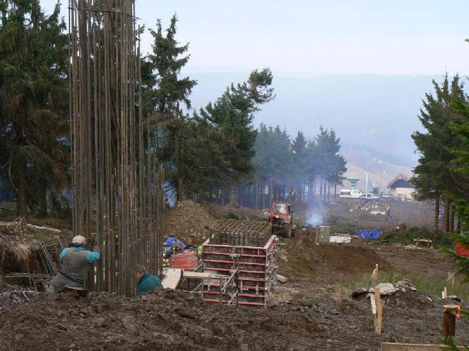 Na konci října se kácí pruh lesa až k české hranici a betonují se patky lanovky