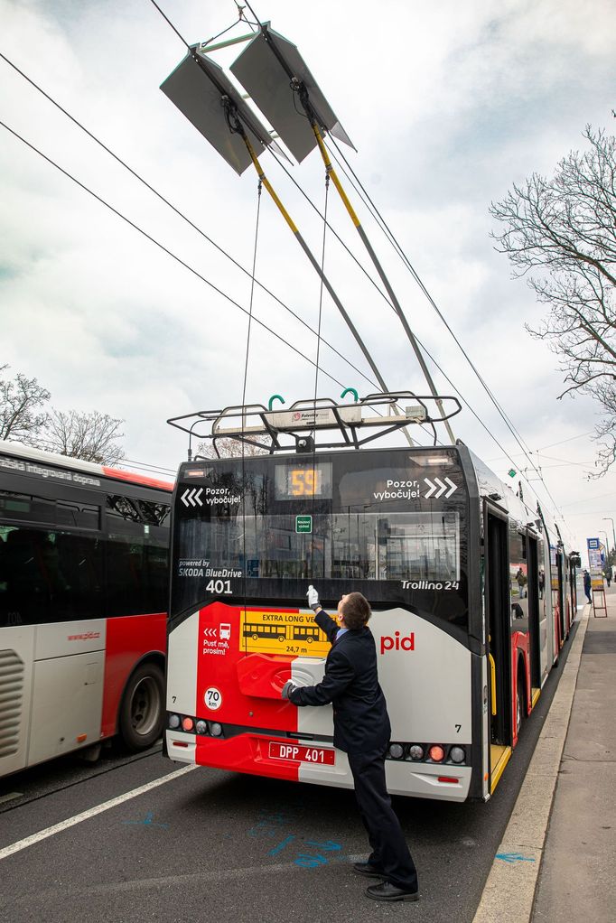 Trolejbusy Škoda Solaris 24, které jezdí z pražského letiště na lince 59 do Nádraží Veleslavín.