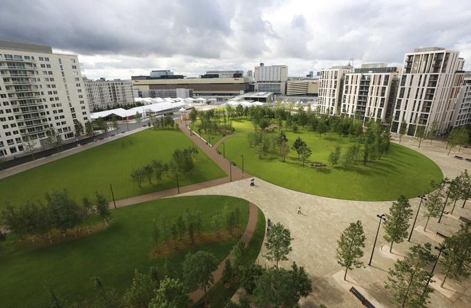 Victory Park in the Olympic Village, built for the London 2012 Olympic Games, is seen in Stratford, east London June 30, 2012. The village will accomodate up to 16,000 athletes and officials from more than 200 nations. REUTERS/Olivia Harris (BRITAIN - Tags: SPORT OLYMPICS BUSINESS CONSTRUCTION CITYSPACE) Published: Čer. 30, 2012, 12:15 odp.