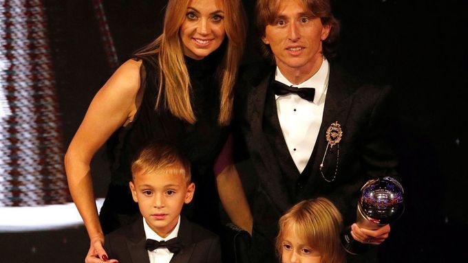 Luka Modrič se stal v hlasování trenérů a kapitánů reprezentací nejlepším fotbalistou světa. Radost z toho měla i jeho paní a dvě děti.