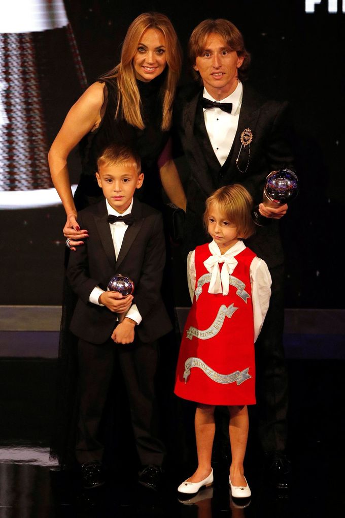 fotbal, galavečer FIFA 2018, vítěz ankety o nejlepšího fotbalistu světa Luka Modrič s rodinou