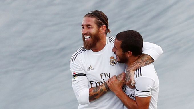 Sergio Ramos a Eden Hazard slaví gól Realu Madrid v zápase proti Eibaru.