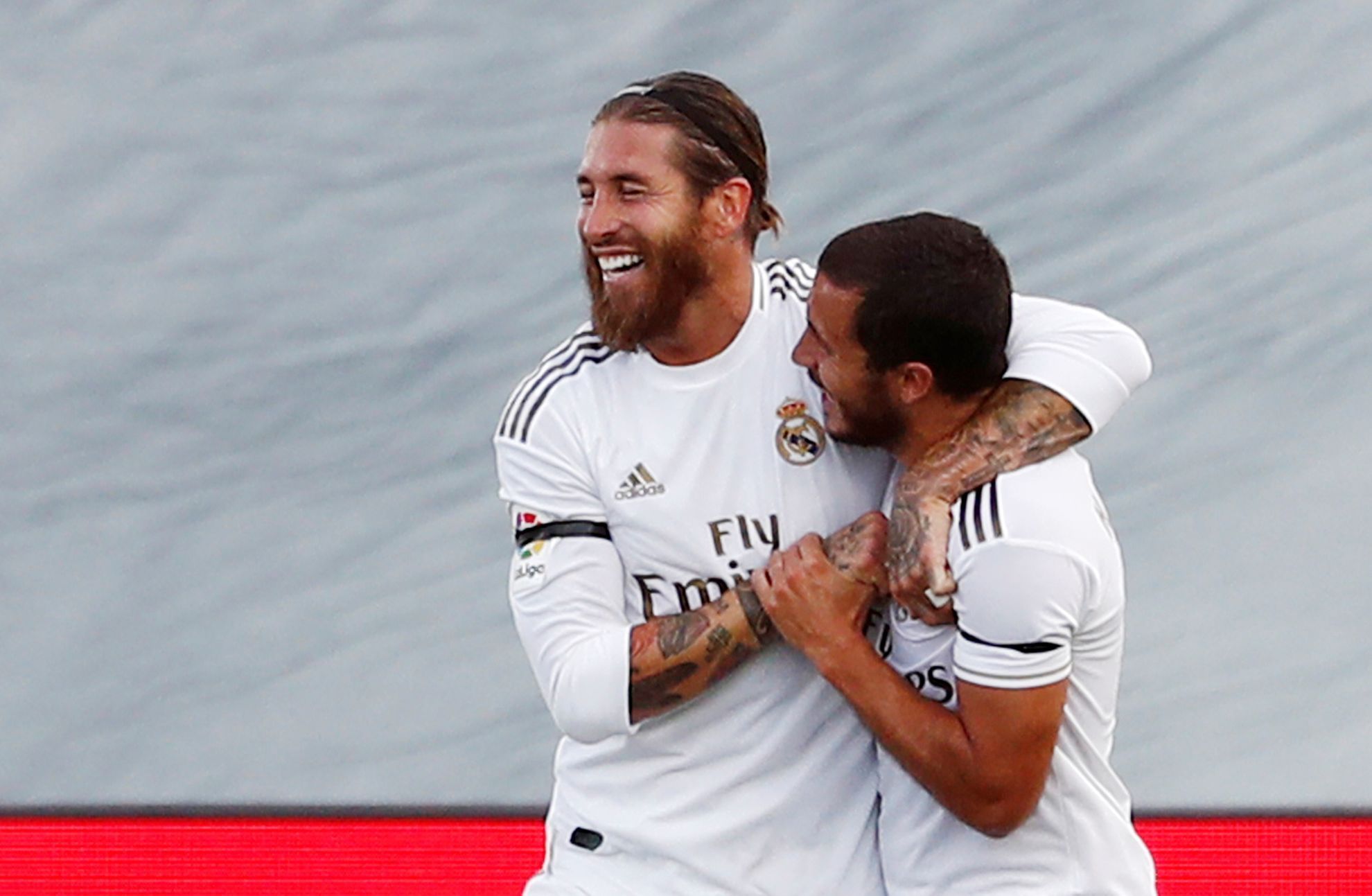 28. kolo španělské fotbalové ligy 2019/20, Real Madrid - Eibar: Sergio Ramos a Eden Hazard se radují z gólu Realu