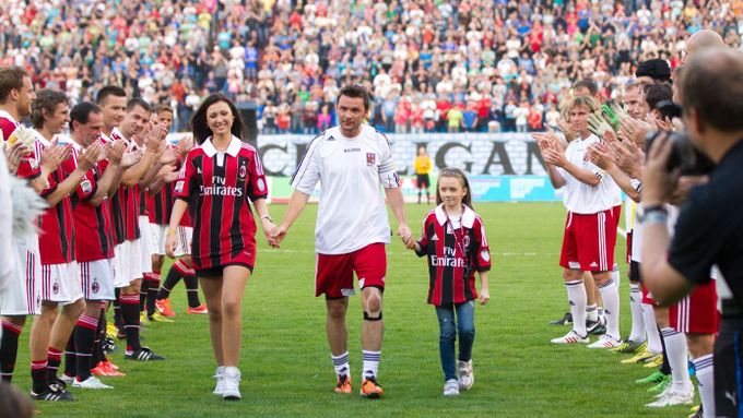 Marek Jankulovski v doprovodu svých dcer a špalírem spoluhráčů prochází ke konci své fotbalové kariéry.