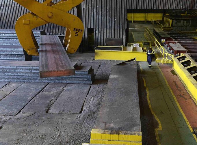 Steel slabs a stored at the SSI steel plant at Redcar, northern England May 29, 2012. SSI Steel from Thailand took over the plant on February 24, 2011 after it had been closed by Tata steel. The blast furnace was relit on April 15 this year and the plant now employs 1800 workers and has produced and exported 136,000 tonnes of steel. REUTERS/Nigel Roddis (BRITAIN - Tags: BUSINESS ENERGY EMPLOYMENT) Published: Kvě. 29, 2012, 3:34 odp.