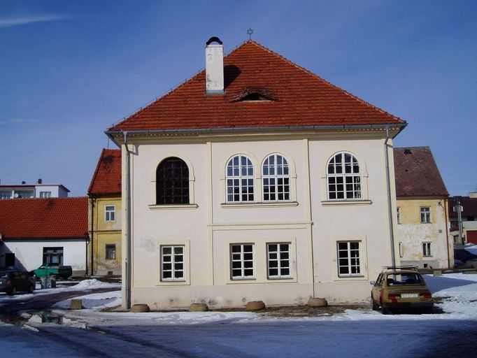 Březnice - pohled na jižní stranu synagogy z první poloviny 90. let 20. století, po rekonstrukci