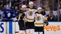 NHL 2019/20, Toronto - Boston: Charlie McAvoy (zleva), Zdeno Chára a Brad Marchand oslavují Chárův gól do prázdné branky