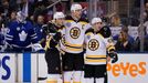 NHL 2019/20, Toronto - Boston: Charlie McAvoy (zleva), Zdeno Chára a Brad Marchand oslavují Chárův gól do prázdné branky.