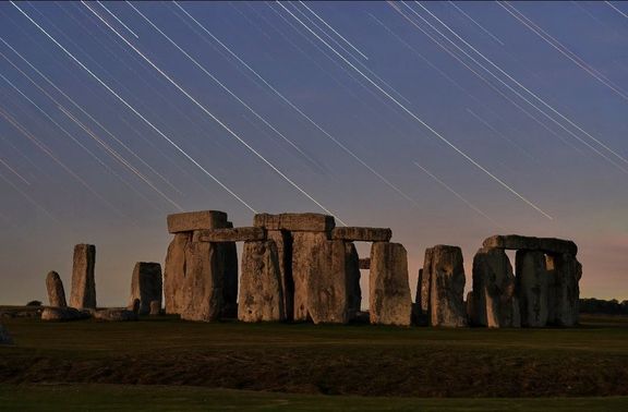 Noční obloha nad Stonehenge vyrazí dech - ať už se objektiv fotoaparátu zaměří na Měsíc, nebo hvězdné nebe.
